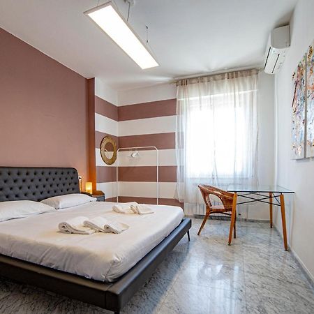 Elegante Camera Con Finiture Di Lusso Appena Ristrutturata Marina Di Carrara Extérieur photo